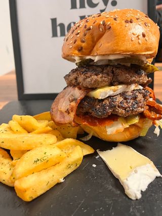 Burgerul complicat (brie)