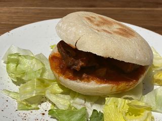 Mollete De Carne Con Tomate