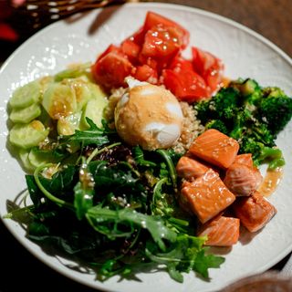 Боул с форелью и киноа