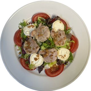 Ensalada de rulo de cabra y solomillo