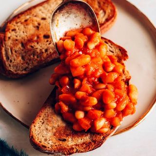 TOAST BREAD , SCRAMBLED EGGS,BAKED BEANS  COMBO