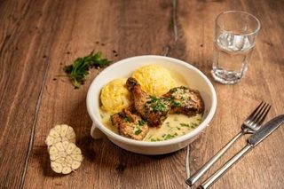 Pui moldovenesc la tuci cu budincă de mălai