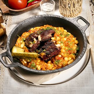 Fasole prăjită cu costiță afumată și murături