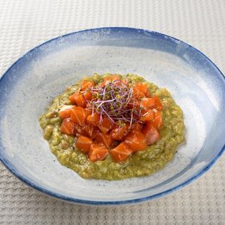 Tartar De Salmón Con Guacamole Y Huevas Hikura (300 G.)