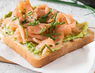Avocado toast cream cheese e salmone