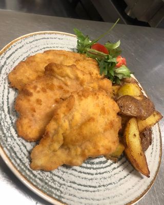 Snitel de porc pane cu cartofi wedges