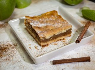 Plăcintă îndopată cu mere rase și scorțișoară