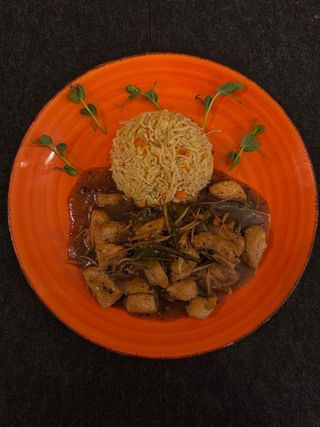 Pui cu piper negru și orez cu legume