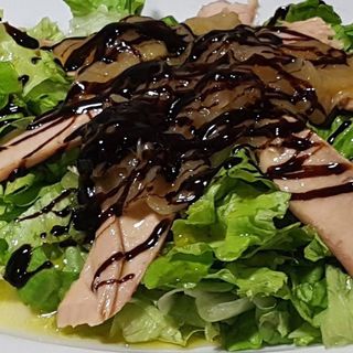 Ensalada De Ventresca Con Cebolla Caramelizada