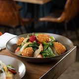 კამემბერის და მსხლის სალათი 