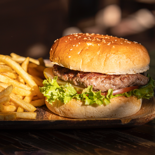 Hamburguesa De pollo o ternera Lechuga Con Tomate Y Salsa