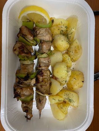Свински шишчета от бон филе и  картофки 