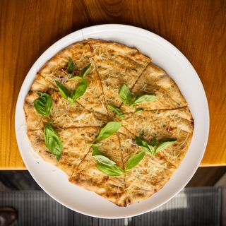 Ржаной фокачча с чесночным соусом и сыром пармезан