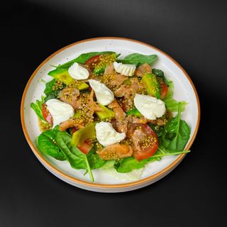 Салат з лососем та авокадо