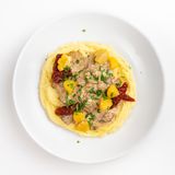 Măruntaie de pui cu piure de cartofi și ceapâ caramelizată