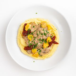 Măruntaie de pui cu piure de cartofi și ceapâ caramelizată