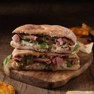 FOCACCIA PARMA Y PESTO