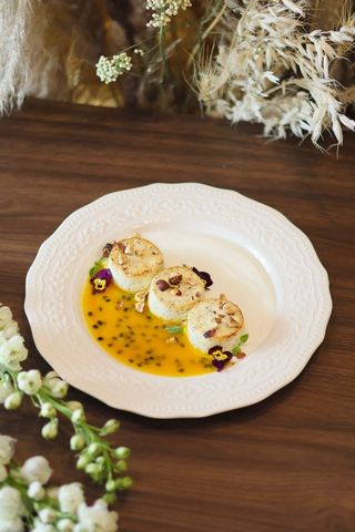 Маковые сырники с соусом манго-маракуйя