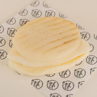 Arepa con queso guayanés