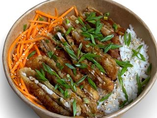 Wieprzowina tonkatsu w panko z ryżem i marynowaną marchewką (470g)