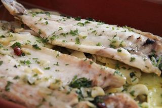 Lubina al horno con patatas panadera