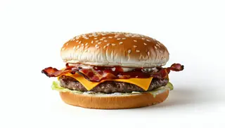 Hamburger con pancetta, formaggio e ketchup