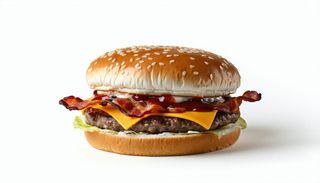 Hamburger con pancetta, formaggio e ketchup