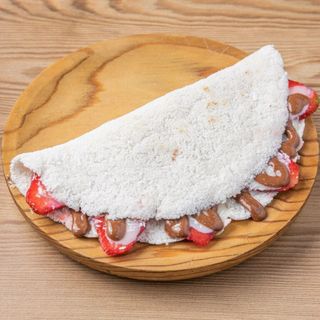 Crep de plátano, fresa y crema de cacao con avellanas.