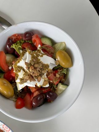 Овочевий салат з печеним перцем та соусом Песто (250г)