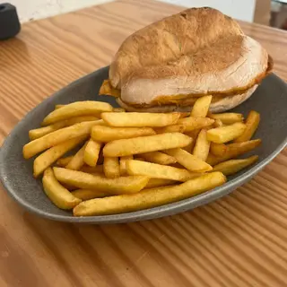 Prego com Queijo de Cabra