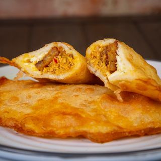 Empanada de cazón con plátano maduro macho