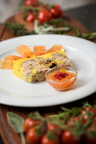 Foie gras entier cu dulceaţă iute de portocală şi jeleu de zmeură