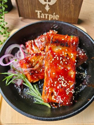 Свинні ребра в карамельному соусі