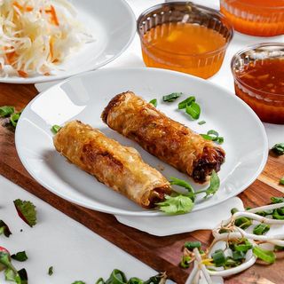 1. Sajgonki 2szt. z surówką, sos do wyboru