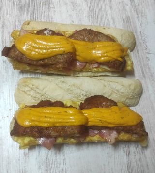 Tortilla Con Hamburguesa Y Salsa