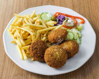 Talerz falafel XXL - kotlet z cieciorki, frytki, surówka
