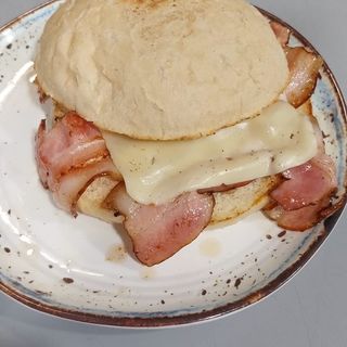 Mollete de Bacon Con Queso