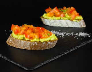 Брускетта з томатами та авокадо