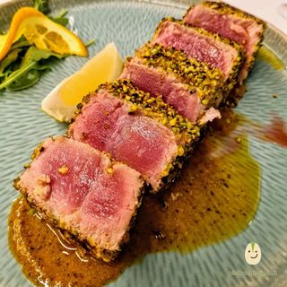 Trancio di tonno scottato con crema al pistacchio