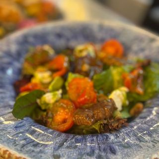 Салат з телятиною, печеними перцями та крем-сиром Лабне