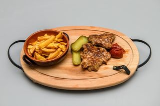 Ceafă de porc la grătar, cartofi prăjiţi şi murături