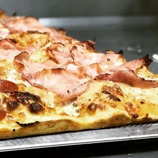 Pizza de jamón y queso