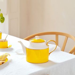 Chique galben ceainic