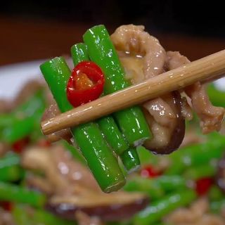 Ensalada De carne de cerdo y Musgo De Ajo 猪肚拌蒜苔