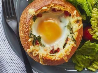 Pain Avec Œuf Au Fromage Rouge