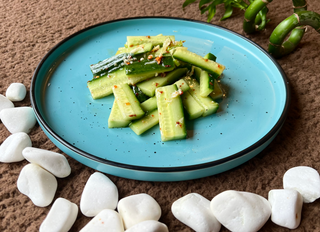 Salată de castraveți iute-acrișoară