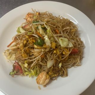 157. Spaghetti di riso con gamberi e verdure