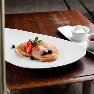 панкейки с ягодным соусом