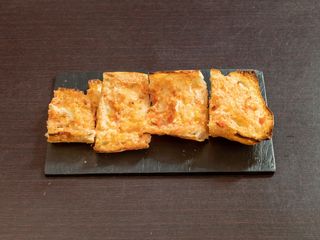 Pan De Coca Con Tomate De Rama