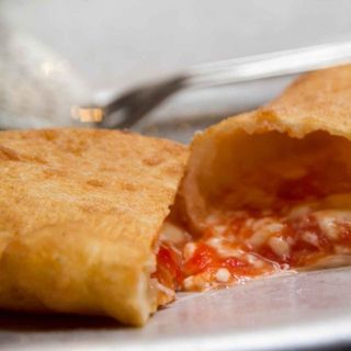 Pizza fritta pomodoro, provola, pepe